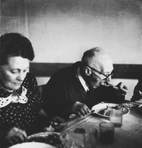 876814 Portret van een echtpaar afkomstig uit de provincie Zeeland, dat als evacuee opgevangen is in het opvanghuis ...